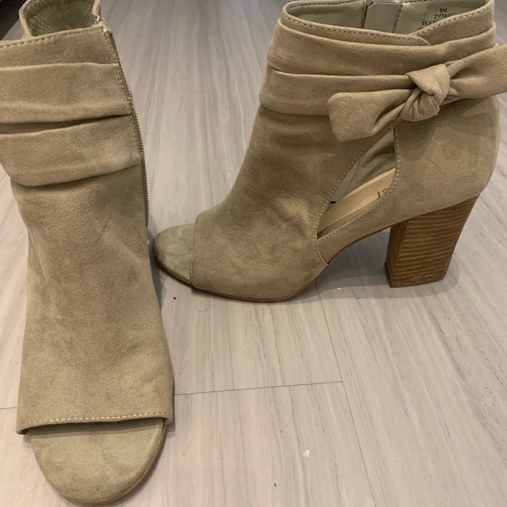 Nine West size 9 open-toe boots